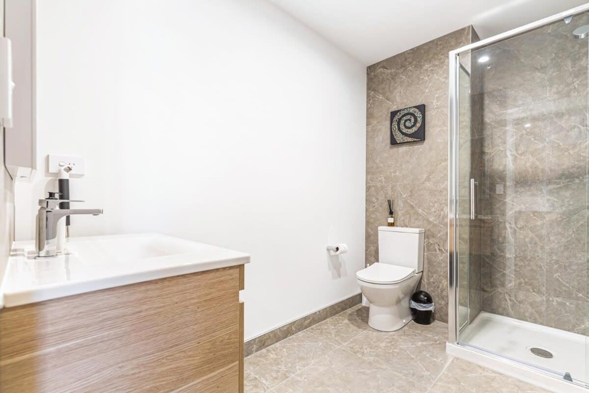 Stunning Ellerslie Apartment + Private Balcony Auckland Kültér fotó